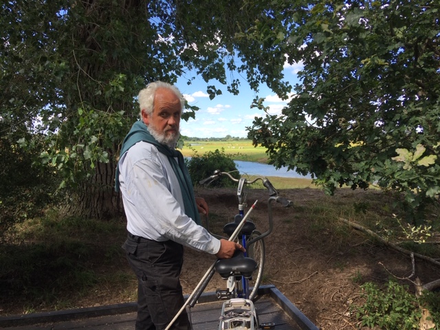 Henk en tanden in een bosrijk natuurgebied