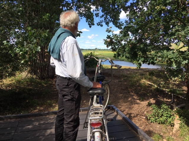 Henk en tanden in een waterrijk natuurgebied